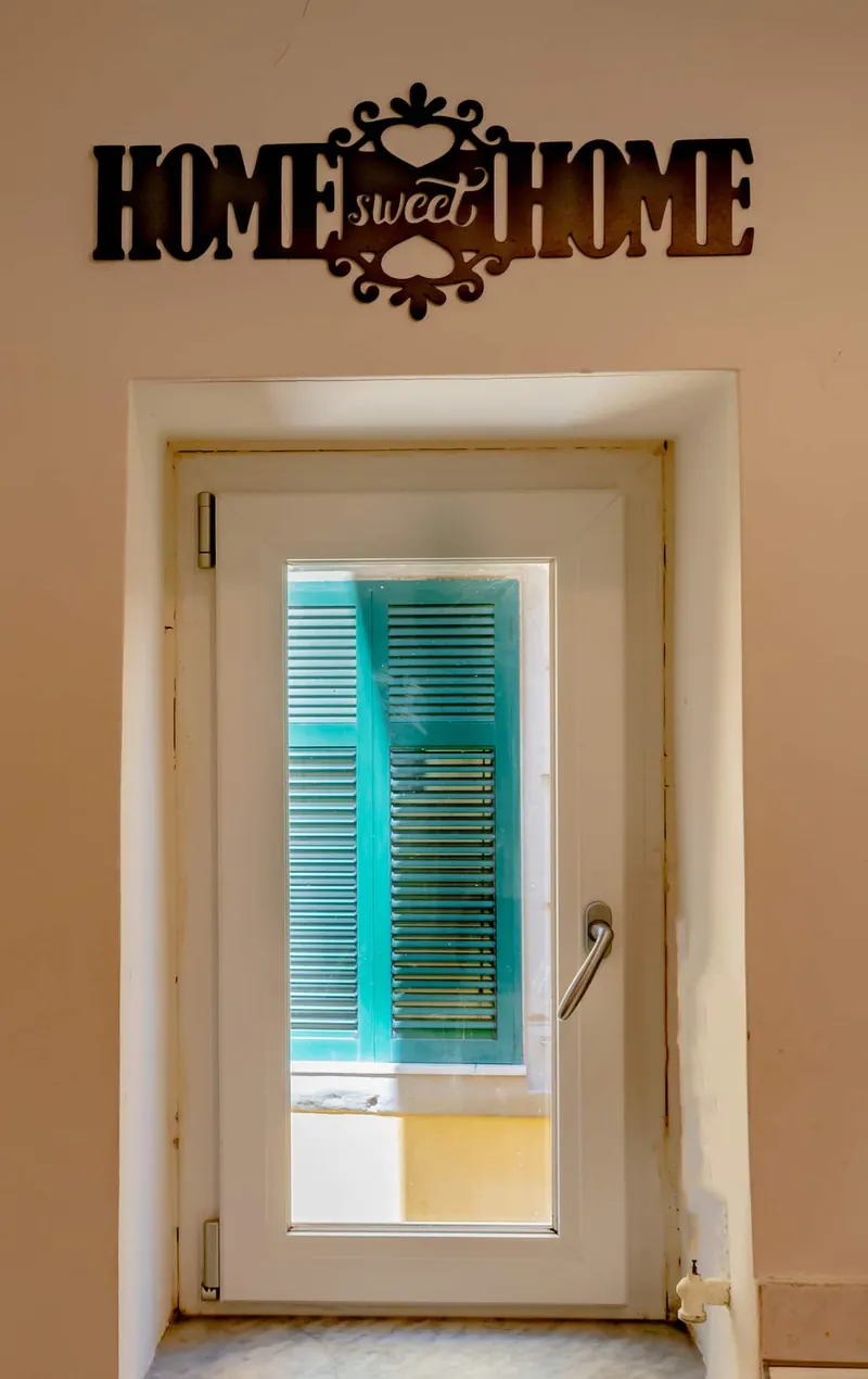 L’insegna Home sweet home sopra la porta del bagno.