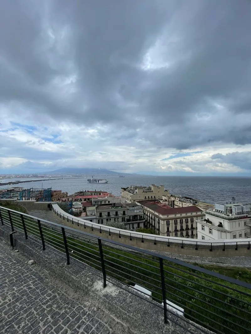 Il porto e il golfo visti dall’alto, con un traghetto.